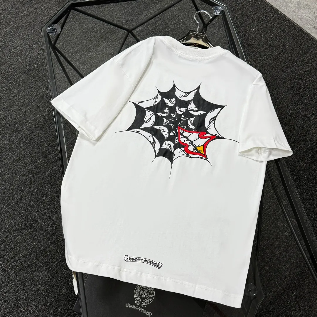 P170 Chrome Hearts Chrome Hearts 25 high-end versions. The fabric is made of 300 grams of high-density pure cotton. It does not deform or shrink. It has three labels. It is the same style for men and women. Technology: Digital printing. Color: White. Black. SIZE: S-XL.